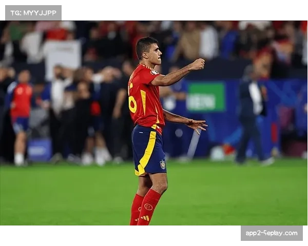 马赛球员因抗议任意球判罚，被主裁判出示黄牌警告