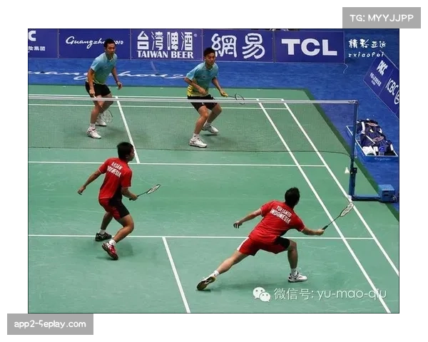 防守时要以球为主，兼顾盯人，向球移动，控制中区，逼走边角